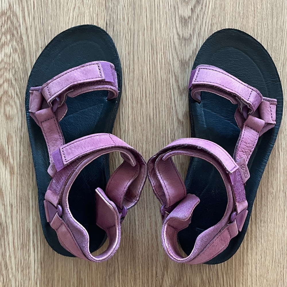 Teva leather sandals women size 6 purple